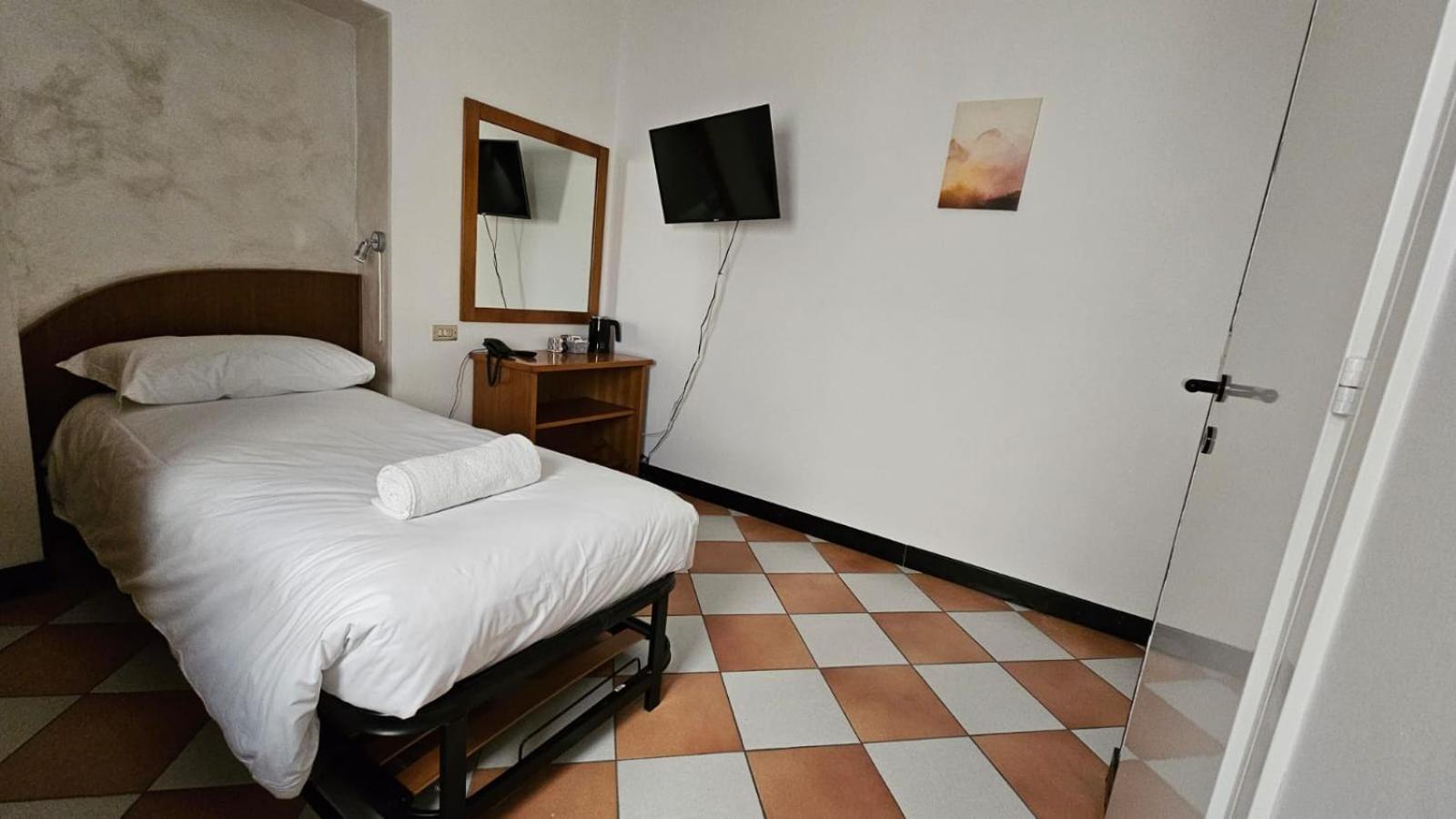 Hotel Montecodeno Варена Екстериор снимка
