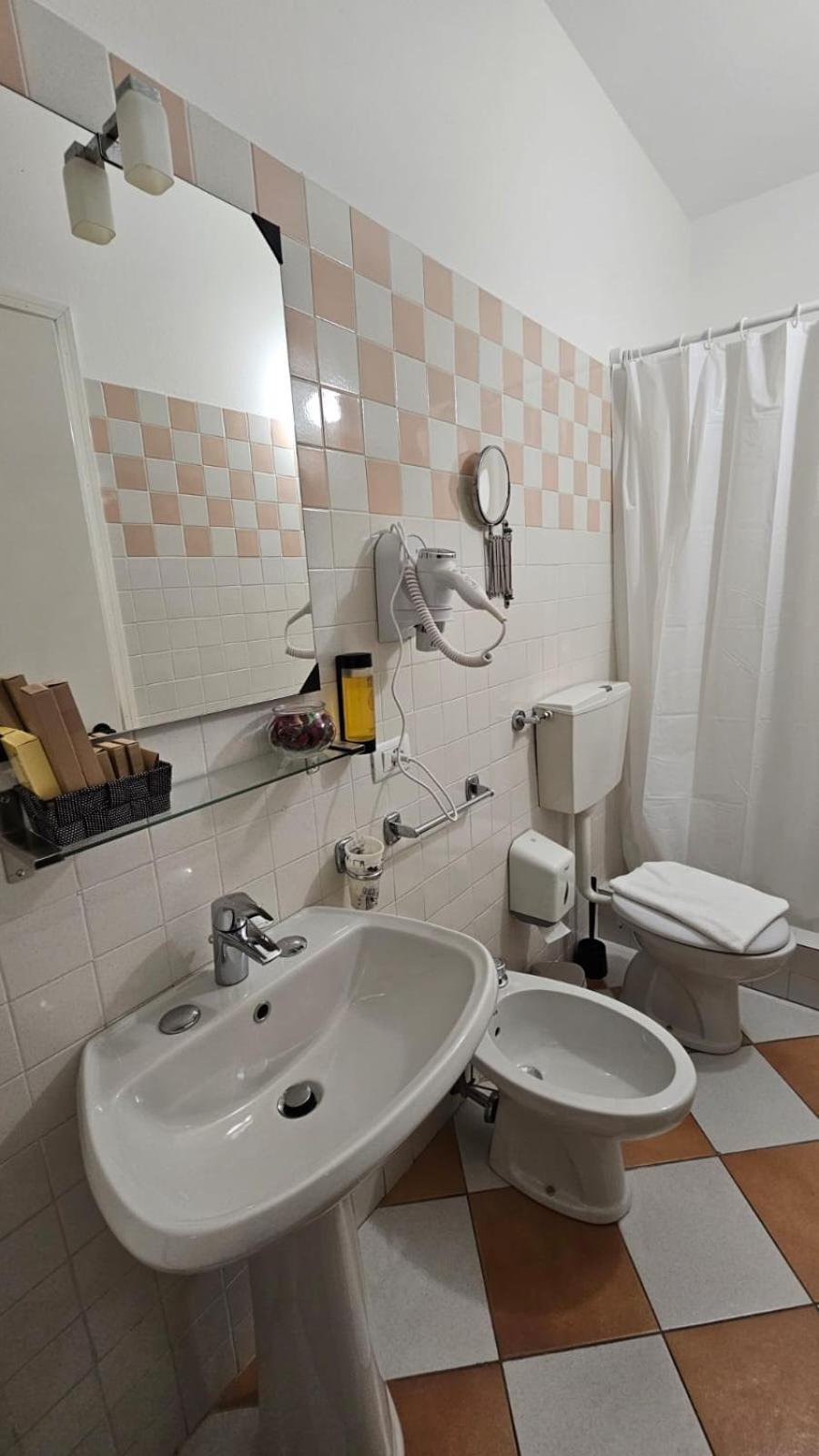 Hotel Montecodeno Варена Екстериор снимка