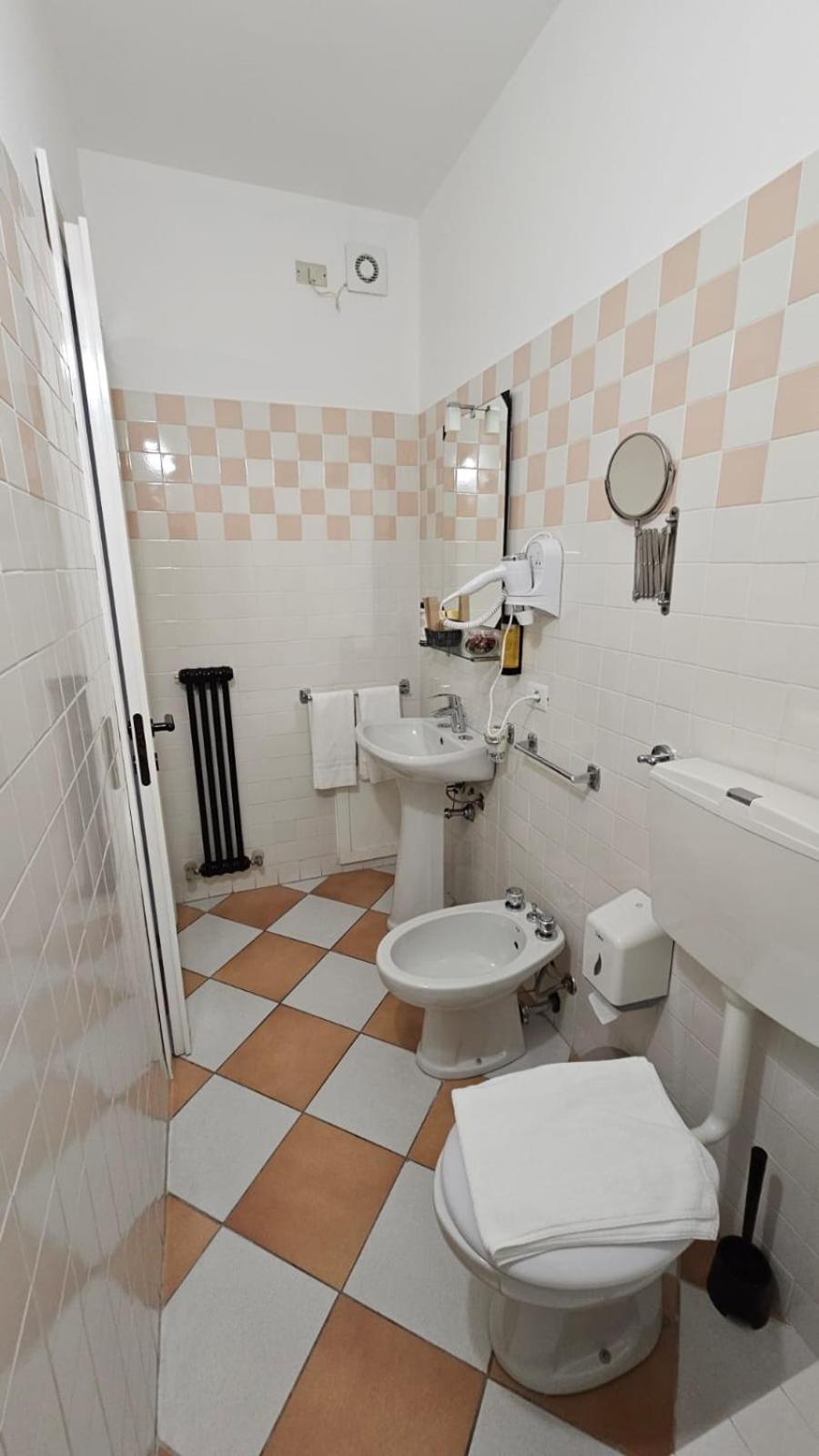 Hotel Montecodeno Варена Екстериор снимка